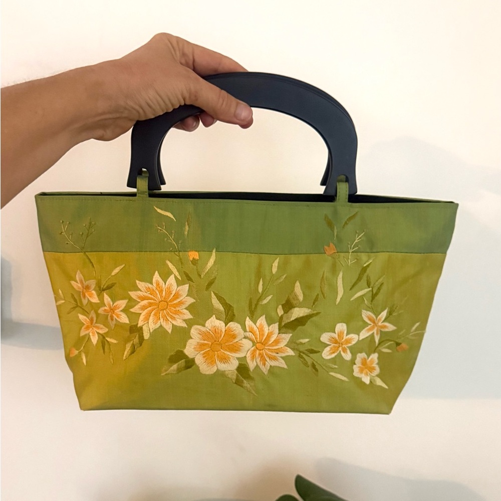Vintage Hand-Embroidered Green Floral Tote Bag with Black Handles - Picture 5 of 9